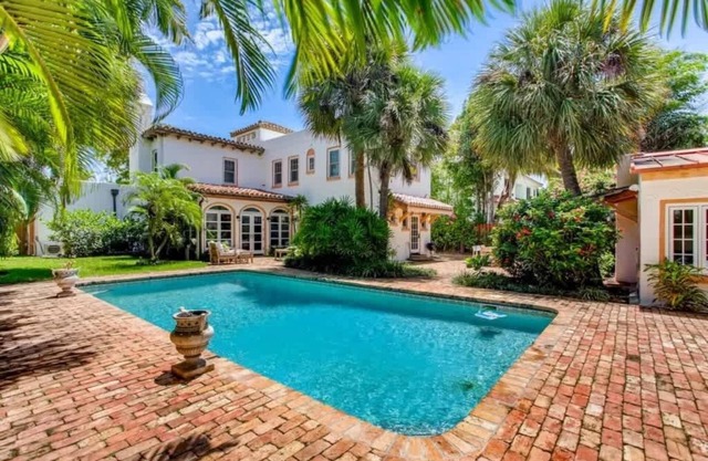 Villa Blanca | Historic 4bd/3ba | Private Pool, Parking, & Casita