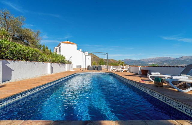 Villa "Bravo spectacular views" avec vue sur lac et montagnes, piscine, jardin et Wi-Fi.