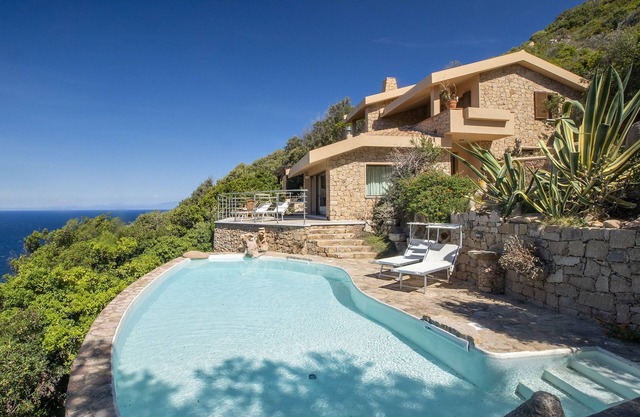 Villa by the sea 100 mt from a private cove