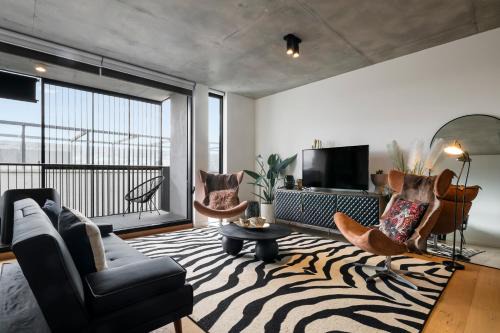 Villa Casa ~ Designer 3BR Apt~2Car~Perfect Getaway