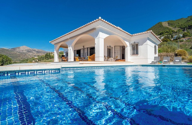 Villa 'Casa Hyam' avec vue sur le lac, piscine privée et climatisation