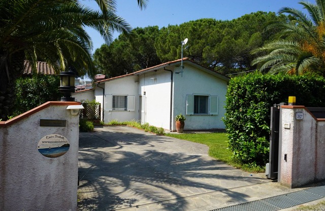 Villetta Casaisoladelba, à 80 mètres de la plage dans le parc, wifi, parking.