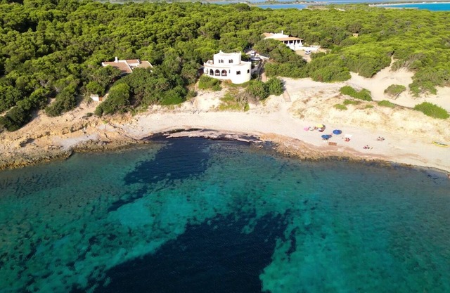Villa Castello proche de la plage avec vue sur mer, jardin et terrasse ouverte.