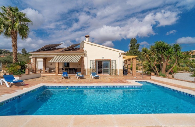 Villa Chispas avec vue sur le lac et les montagnes, piscine chauffée et Wi-Fi.