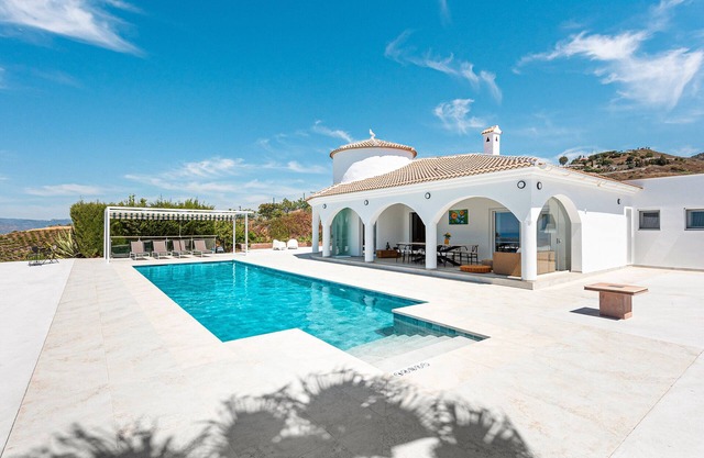 Villa 'Clery Algarrobo' avec vue sur la mer, Wi-Fi et climatisation