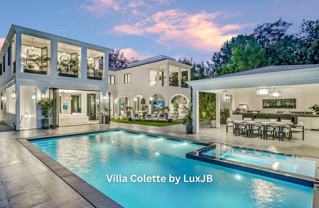 Villa Colette by LuxJB 🏆 8 BDR Beverly Hills Flats Mansion w Cinema Sauna & Gym