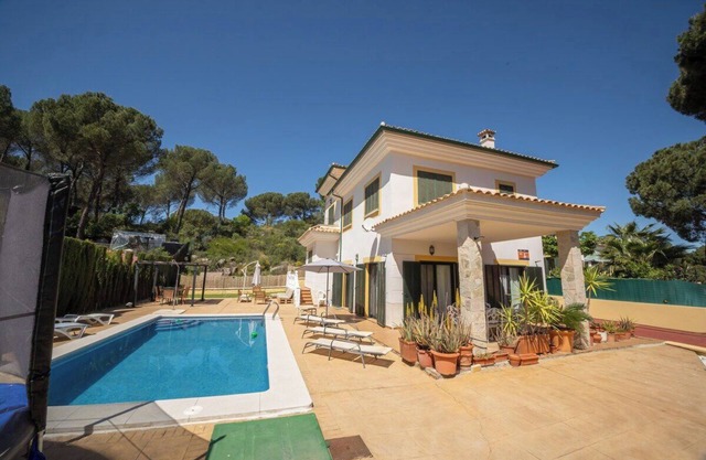 Villa con chimenea, barbacoa y vistas panorámicas.