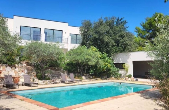 Villa contemporaine entre oliviers et garrigues