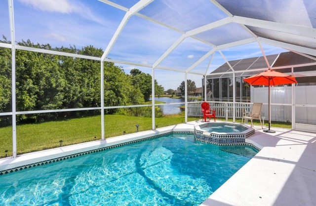 Villa moderne avec piscine de 3 chambres avec vue sur le lac et spa