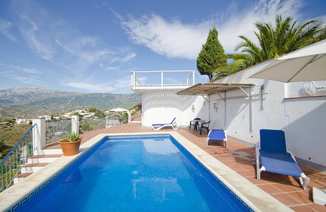 Villa Cortijo Bellavista avec vue montagne, piscine, Wi-Fi, jardin et terrasse.