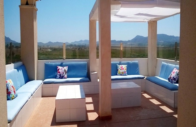 Grand penthouse avec terrasse, piscine communautaire, vue sur la mer.