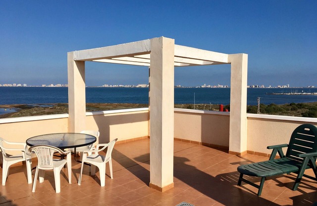 Penthouse face à la mer avec terrasse, piscine communautaire.