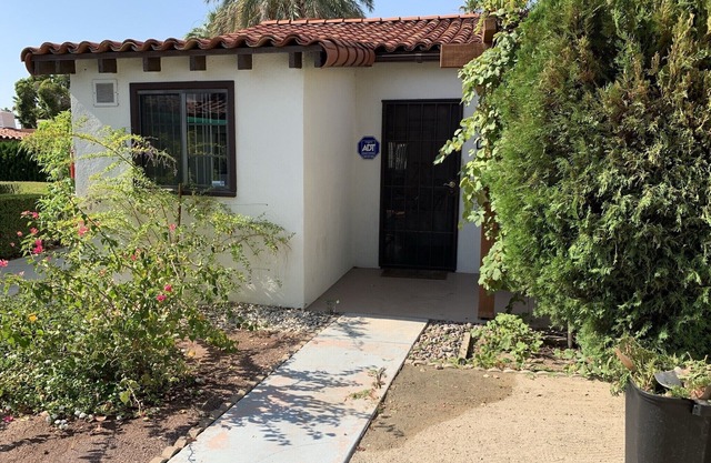 Villa D - 1 bedroom with kitchen in the beautiful downtown Palm Springs!