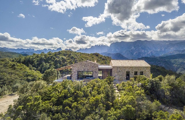 villa d'architecte comme un nid d'aigle en pleine nature entre mer et montagne