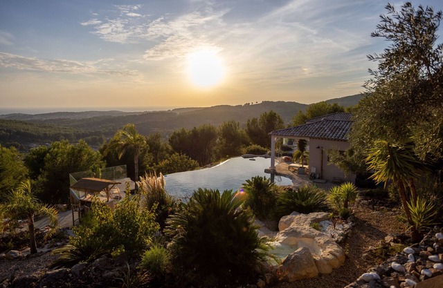 VILLA D'EXCEPTION AVEC VUE SPECTACULAIRE ENTRE TERRE ET MER