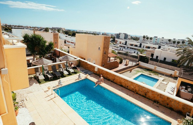 Bbq, private pool and disco, sea views, golf course and Sierra Nevada.