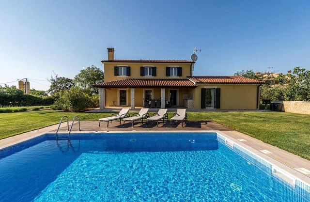 Villa Danelon avec piscine et vue sur les oliviers