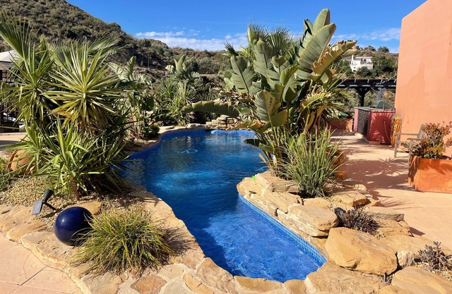 Villa avec piscine dans la montagne en pleine nature, à 10 minutes de la mer .