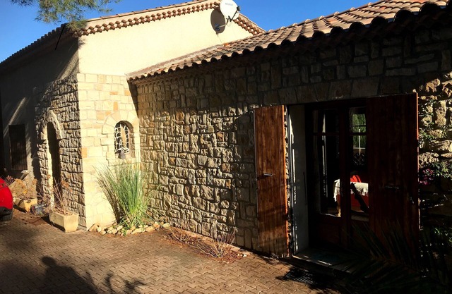 Villa dans la pinède proche plages et criques
