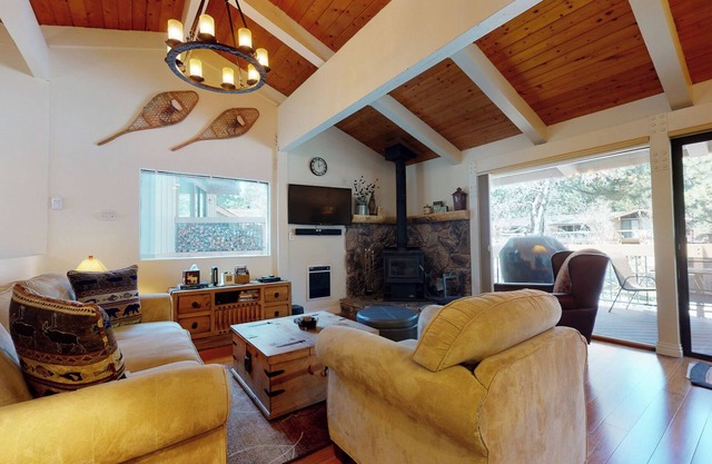 Villa De Los Pinos | Year-Round Activities, Nearby Shopping & Restaurants