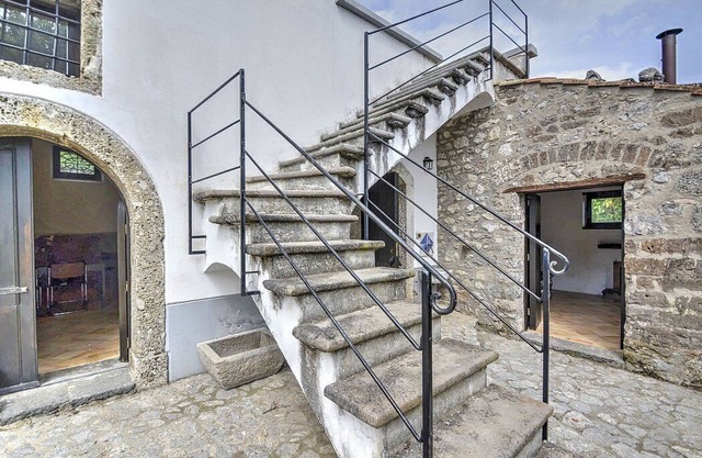 Villa dei Faggi: Un appartement caractéristique et accueillant qui fait partie d'une ancienne ferme sur deux étages entourés de verdure.