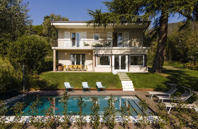 Villa dei Lauri - lake-view villa with swimming pool