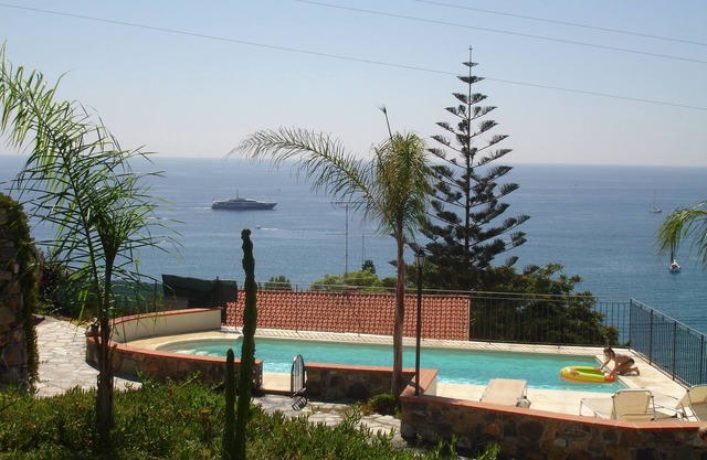 Villa del mare ligure AVEC piscine partagée ETchauffée en hiver à 37 degrés