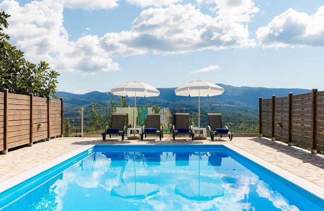 Villa Dinos – Maison de vacances avec piscine privée en location à Corfou