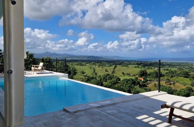 Villa elevada desde una colina que regala una majestuosa vista hacia el mar