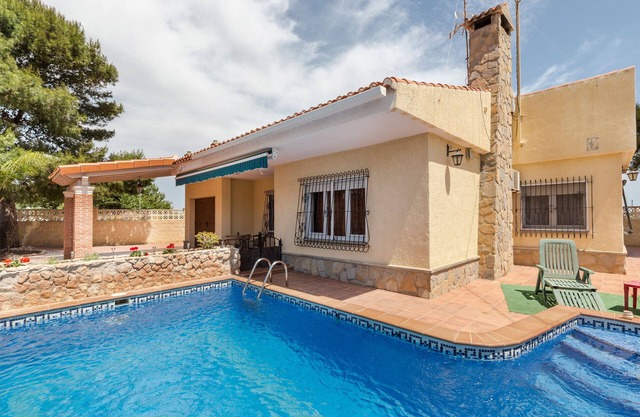 Villa 'El Carmoli' avec vue sur la mer, piscine privée et climatisation