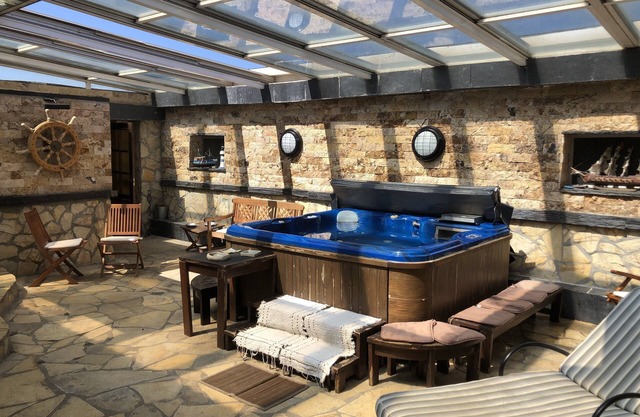 CHATEAU CIRUELAS Villa avec jacuzzi, piscine et belle vue