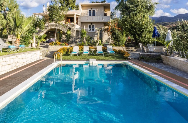 Villa Elisa, Vue + Caché dans les arbres!
