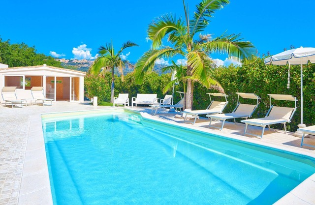 Villa Emanuele Costarainera: magnifique villa moderne, pour 16, piscine chauffée, bain à remous