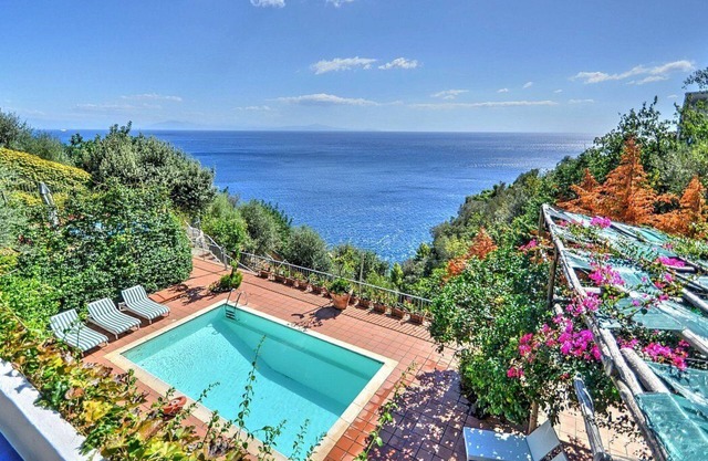 Villa Emotion: Une splendide villa de deux étages face au soleil et à la mer.