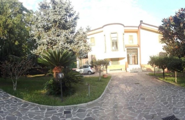 Villa Enza entourée de verdure