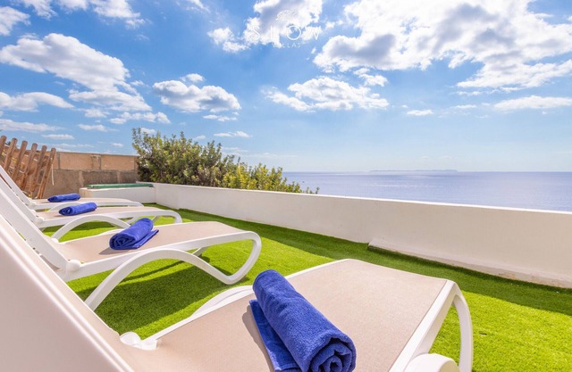 Villa Es Bufedo, in 1st line with spectacular sea views in Cala Pi