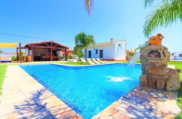 Villa Alazan est une belle finca avec piscine privée pour 14 personnes.