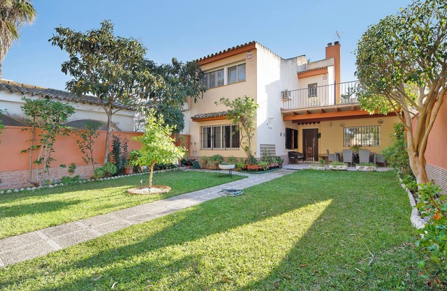 Villa 'Valdelagrana' avec piscine partagée, Wi-Fi et climatisation