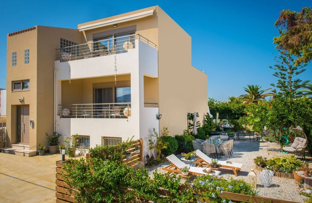 Villa Eva 2 Nouvelle villa de luxe, à 50 mètres de la mer, dans un quartier très calme