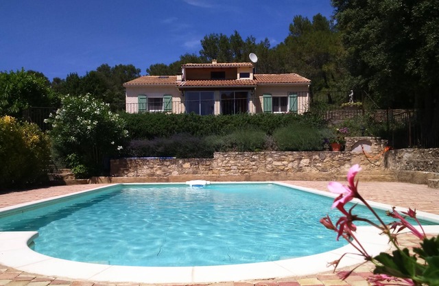 Villa piscine privée clôturée, en pleine nature, Provence gardoise
