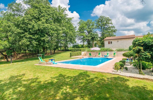 Villa spacieuse avec piscine à Tinjan
