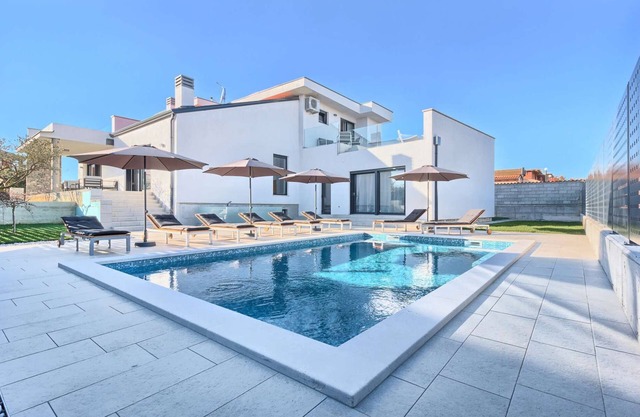 Villa Fortuna - dans la ville historique de Buje avec 4 chambres et une piscine, près de la plage
