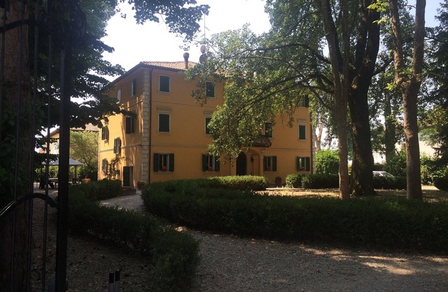 Villa Gioia entourée par la campagne paisible à l'extérieur de Bologne