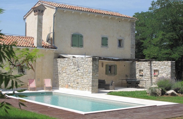 Maison en pierre rénovée avec piscine dans le centre de l'Istrie