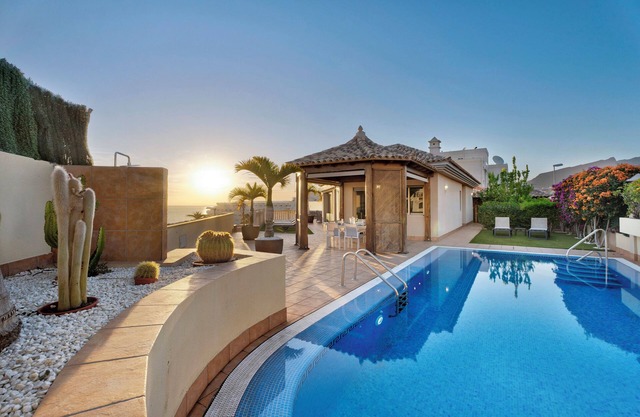 Villa 'Happy Holidays' avec vue sur la mer, piscine privée, jardin, climatisation et Wi-Fi.