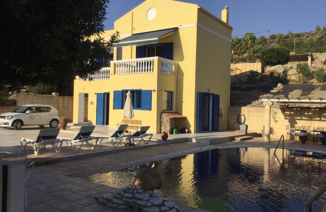 Villa Helios avec piscine privée, location de voiture * et pack de bienvenue inclus dans le prix.