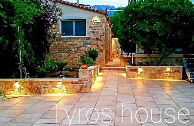 Villa house for 6 people with walking distance to the beach & all the amenities.