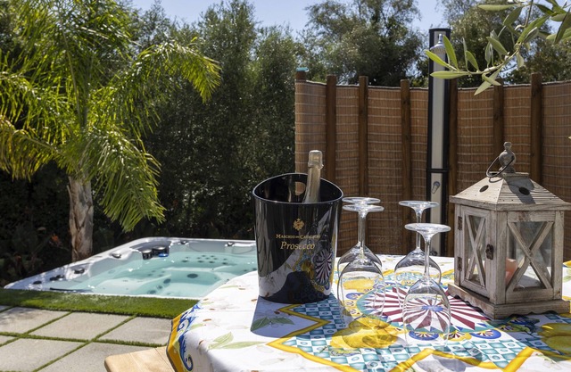 Villa 'Villino Il Melograno' avec terrasse privée, Wi-Fi et climatisation.