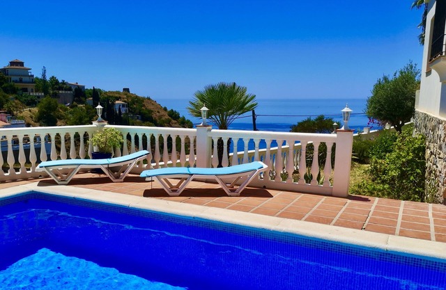 villa dans une crique avec piscine privée