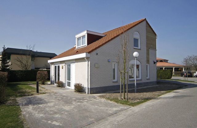 Villa cosy avec quatre salles de bains entourée de verdure